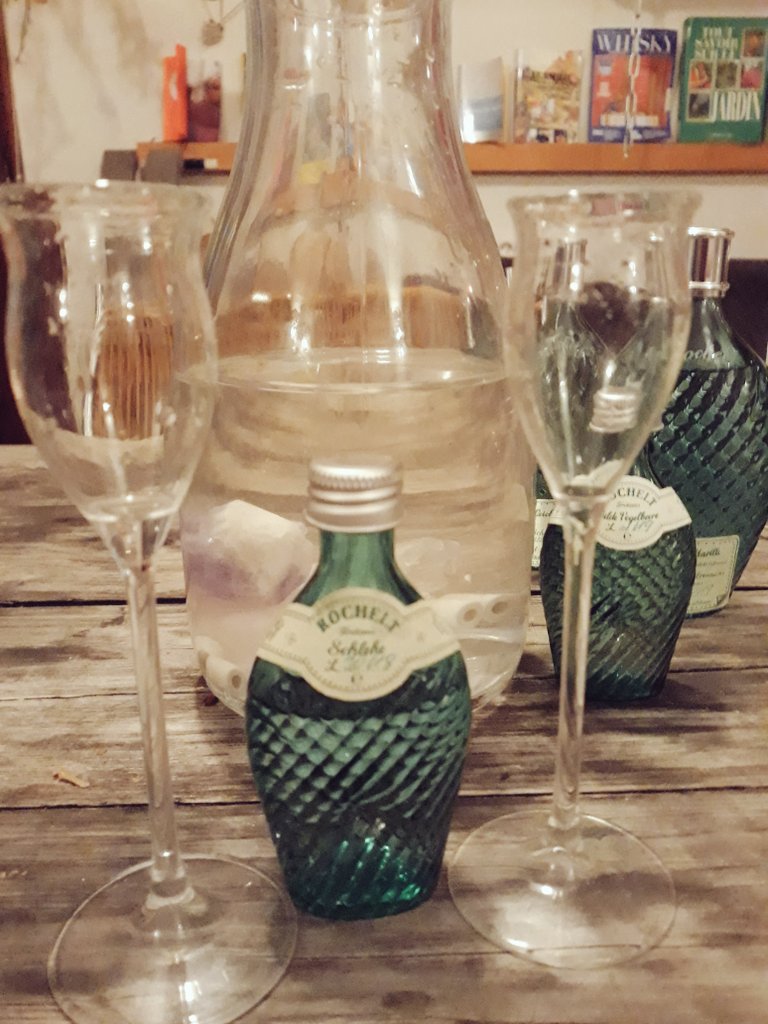 AdBouilleur's tweet photo. Dimanche le #distillateur fait quoi? Il goute les délices des collègues! 😍
Merci à #Humbel pour ces aromatiques de cerise si diverses.
Chapeau à #Rochelt notamment pour la Prunelle c'est à tomber par terre. Coup de coeur aussi sur le "Mostello" de #Farthofer et sa Vodka de Blé. https://t.co/mHL3H6LQXo