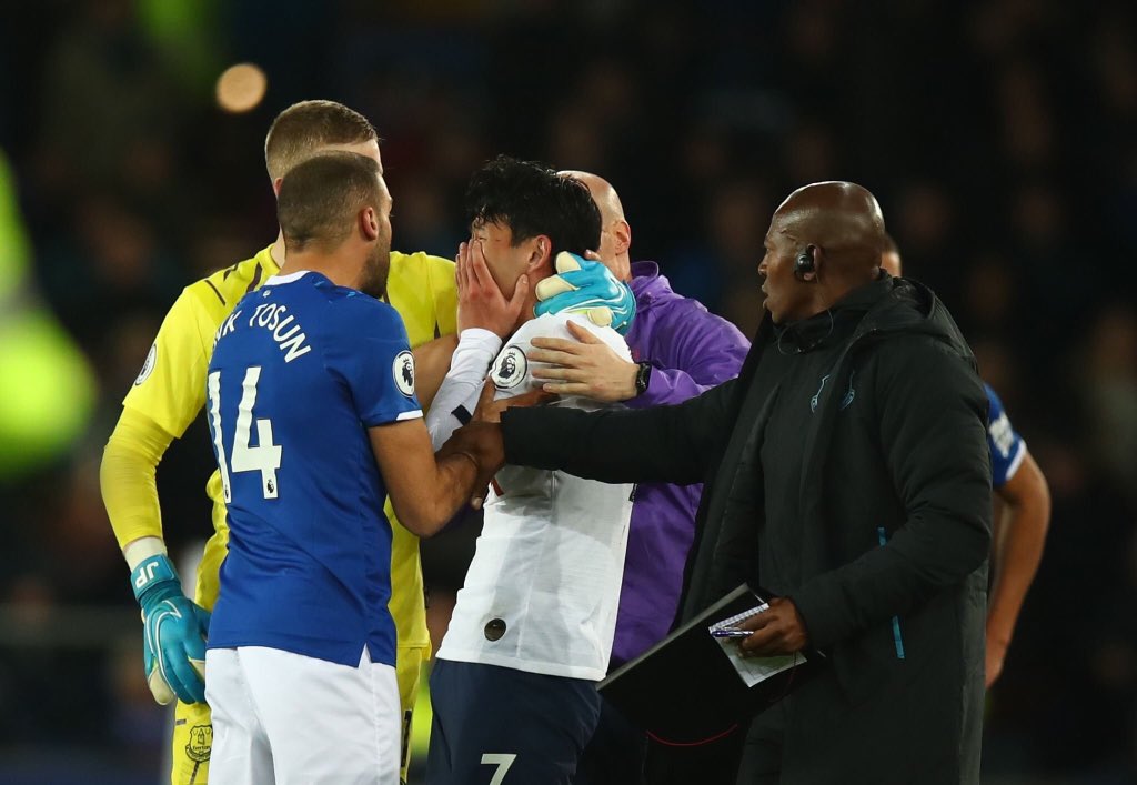 Impossível não ficar emocionado com essa imagem, Son é um grande jogador e um grande humano, em nenhum momento gostaria de fazer essa maldade com André Gomes.