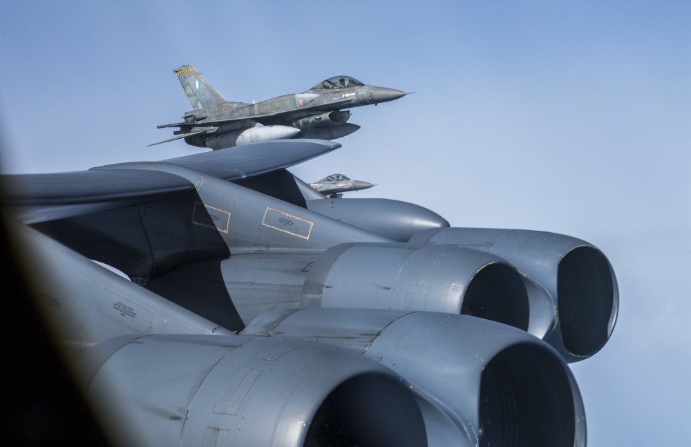 landingsgr's tweet photo. Enjoy fresh photos of the #HellenicAirForce #340Mira 🦊 F-16s escorting @usairforce @AFGlobalStrike #96thBS/2ndBW B-52H #Stratofortress.
Source: https://t.co/f6L8T5wJgY
📸 by #USAF Tech. Sgt. Christopher Ruano https://t.co/okHR9UEtGY