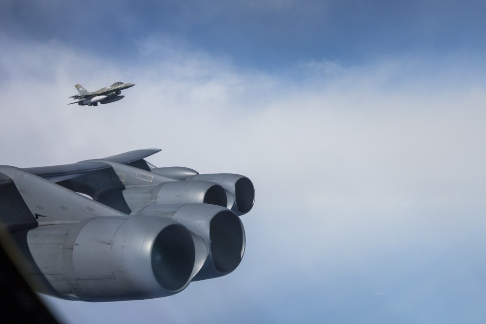 landingsgr's tweet photo. Enjoy fresh photos of the #HellenicAirForce #340Mira 🦊 F-16s escorting @usairforce @AFGlobalStrike #96thBS/2ndBW B-52H #Stratofortress.
Source: https://t.co/f6L8T5wJgY
📸 by #USAF Tech. Sgt. Christopher Ruano https://t.co/okHR9UEtGY