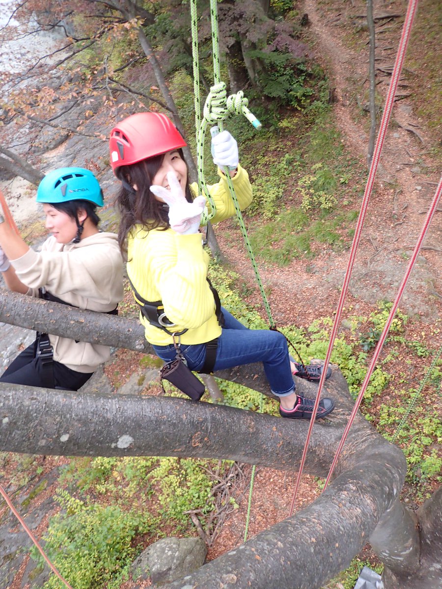 _MonkeyMountain's tweet image. 今日のお客様☆
ステキファミリーとカップルさん♪
みなかみの紅葉も良い感じに進んでますよー！
今シーズンも残りあと2週間☆
お隣のもみじも色づきはじめました。

#ツリーイング #treeing #木のぼり #みなかみ #みなかみ紅葉 #紅葉2019 #秋のアクティビティ