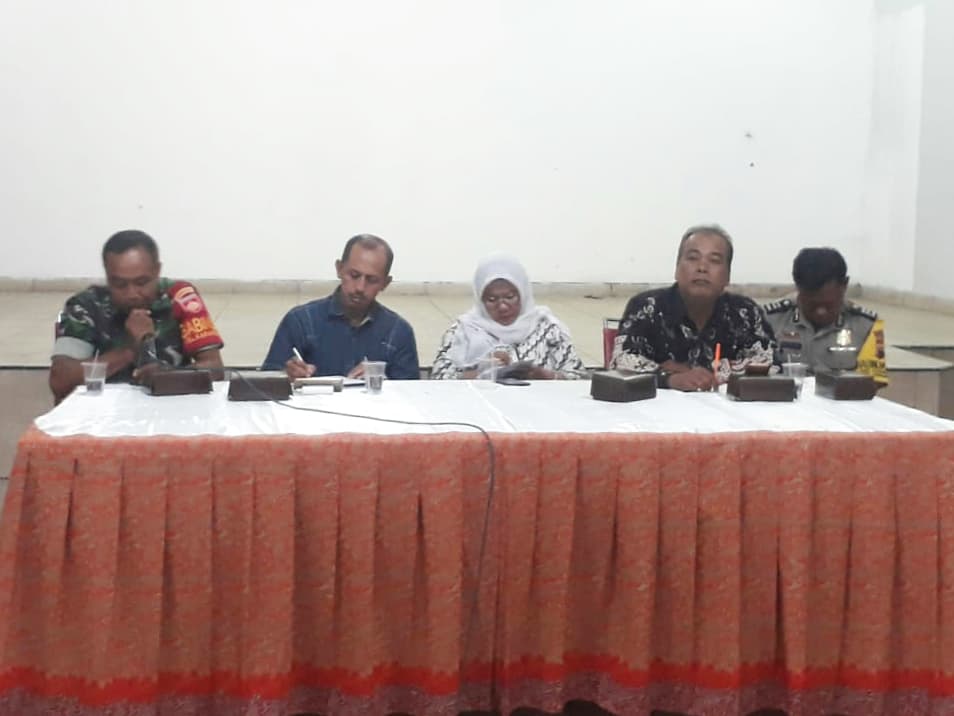 kelkarangayu's tweet photo. Sabtu (02/11) rapat koordinasi rutin RT/RW dan PKK Kel.Karangayu membahas kerja bakti peduli lingkungan dalam menyambut musim penghujan terutama pada saluran2 dan sungai2 yg masih terdapat sampah sehingga memungkinkan terjadinya banjir
Cc: @hendrarprihadi @Kec_SMGBarat @tartikaho https://t.co/fAJHMPajxw