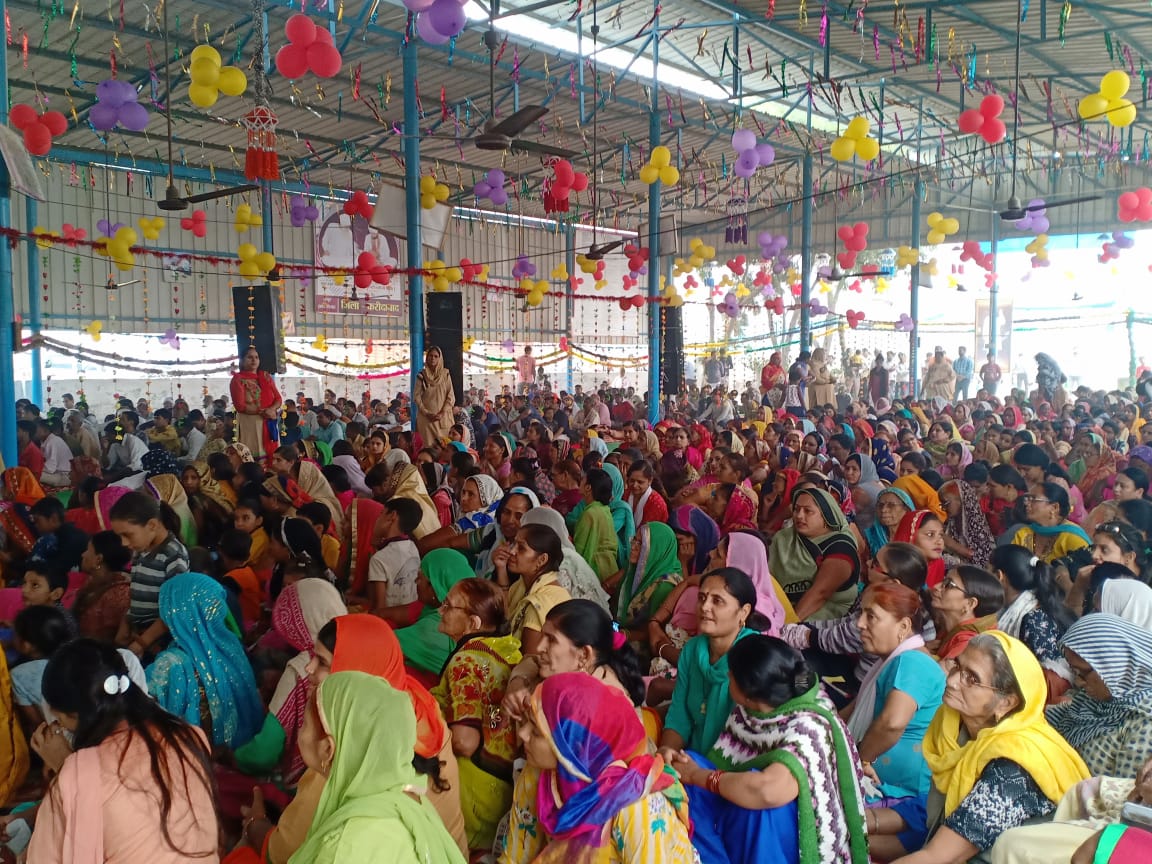 insan_rav's tweet photo. #GlimpsesOfBirthMonthNaamcharcha  
St.Dr.@Gurmeetramrahim Singh Ji Insan 🙏🙏..
Thousands of people attended the Spiritual Naamcharcha held at @derasachasauda, Sirsa ashram, to celebrate the 128th incarnation month of Revered Shah Mastana Ji Maharaj. https://t.co/itcC2XjNIl