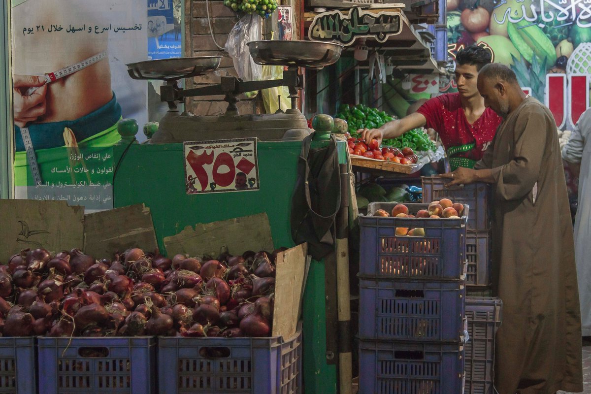 aps_auc's tweet image. محدش بينام من غير عشا؟ 6 مليون مصري لا يستطيعون الحصول يوميًا على الحد الأدنى من السعرات الحرارية اللازم لبقائهم نشطين ومنتجين. في &quot;أسوأ مما يبدو: الجوع في مصر وعلاجاته الغائبة&quot;
سلمى حسين @salmaahussein ترسم صورة للجوع في مصر اليوم، وتقدم حلولًا للعلاج bit.ly/2oDlf0S