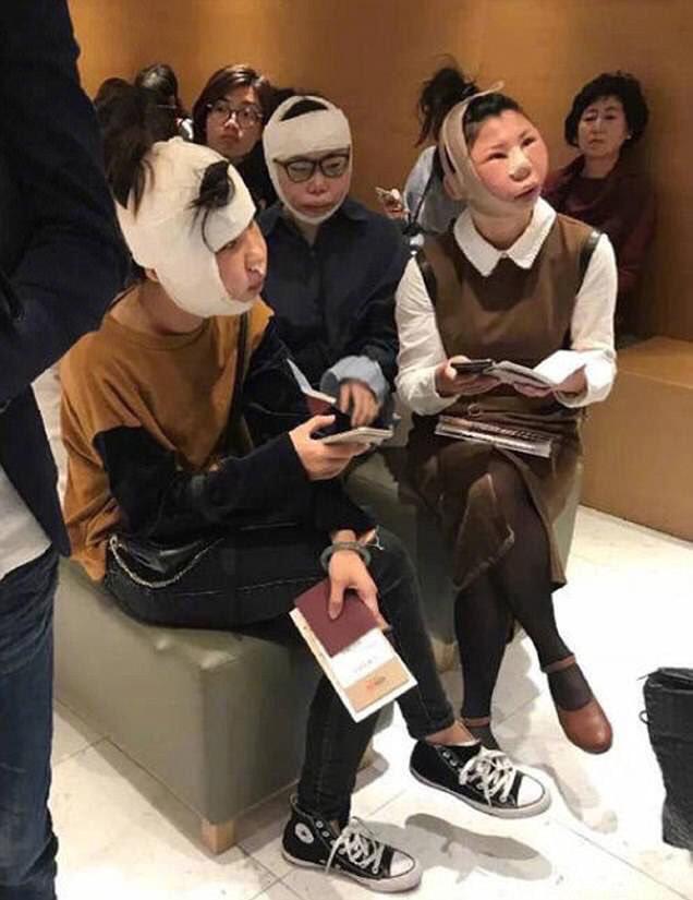 3فتيات صينيات منعونهن من العودة لديارهن بعدما قمن بجراحة تجميلية في كوريا الجنوبية فأصبحن عالقات بالمطار.
والسبب أنهن لايشبهن الصور بالجواز