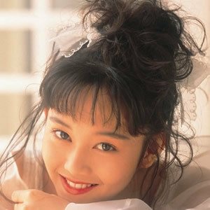 いな 赤いエクステでてっぺんでちょんまげにしてふわふわ ってしてたの見て なんか浅香唯みたい かわいい って思って 浅香唯 検索してみたけどそんなに浅香唯じゃなかった