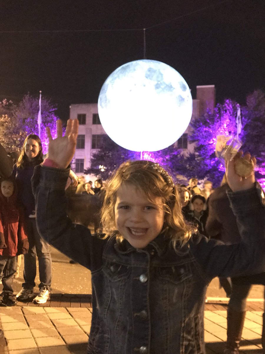 KatColeReads's tweet photo. Incredible! Getting to see @lukejerram #museumofthemoon thanks to #bullmoonrising and it was gorgeous! https://t.co/vmOkwW8zPq