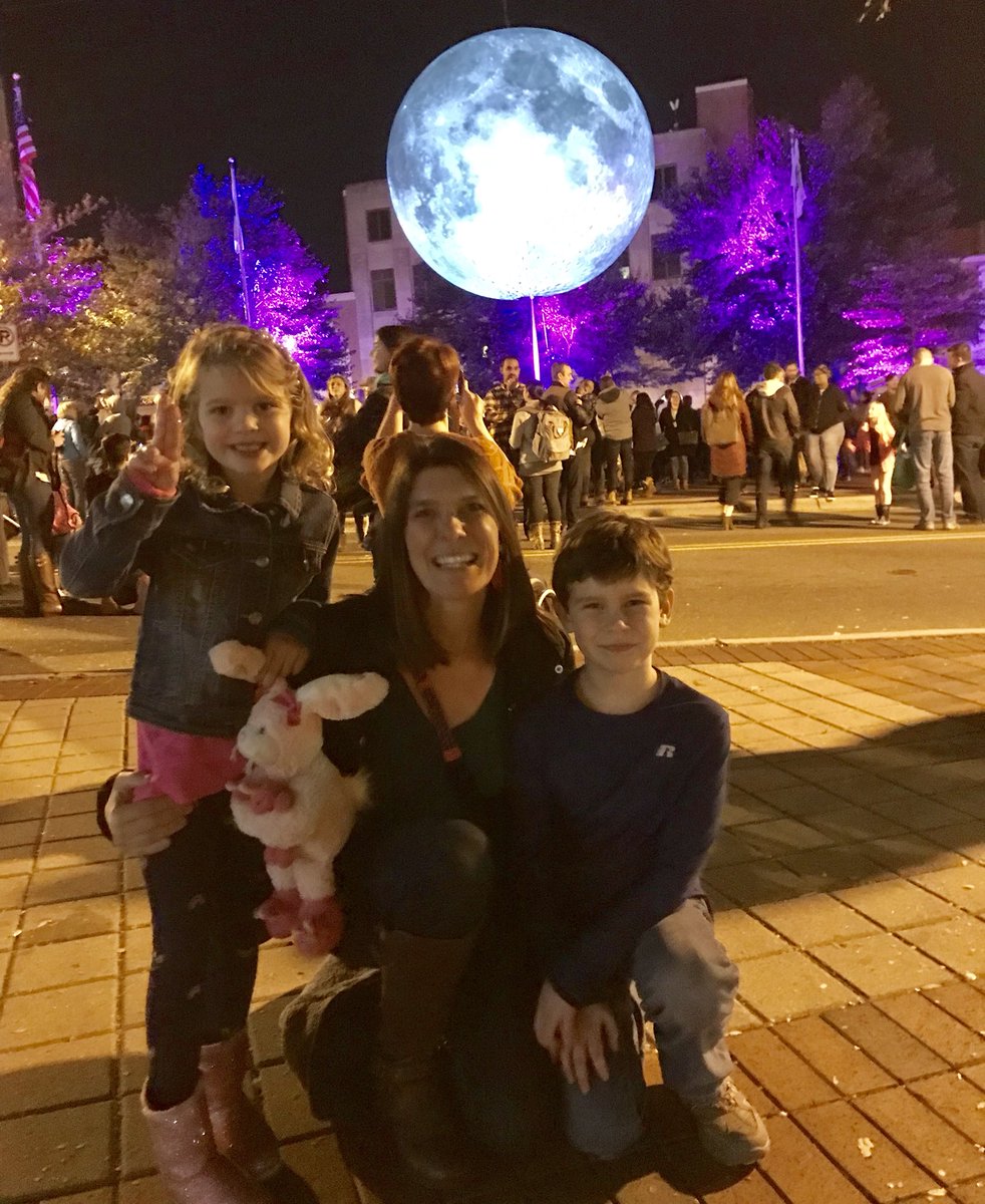 KatColeReads's tweet photo. Incredible! Getting to see @lukejerram #museumofthemoon thanks to #bullmoonrising and it was gorgeous! https://t.co/vmOkwW8zPq