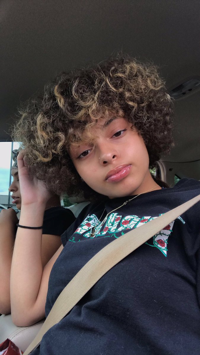 Self💋 tweet media