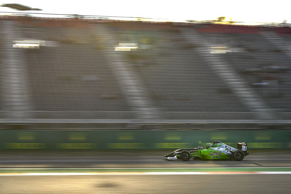 ridewithdylan's tweet photo. Lights out at 9:15AM for Race 2 @COTA 🙌  

Race 2:
9:15-9:45AM
(10 laps or 25 minutes)
 
@F4Championship 
@gasmonkeyenergy
@AllianceRacing2 
#RideWithDylan https://t.co/6yAOxX2cXn