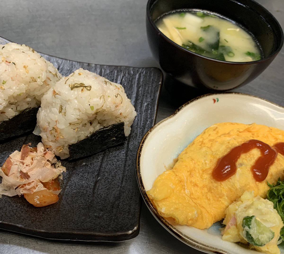 お子様ランチ 旦那さんが飲み会に出て行ったので一人だと質素におにぎりと味噌汁で と思ったがちょいと寂しいのでオムレツにサツマイモサラダを添えて はい今から遅い夜ご飯いただきま す Onigiriaction