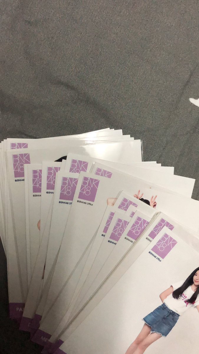 xsnowwolfx1's tweet photo. ขายเหมาสุ่มเดบิวท์มี30กว่าใบขาย300งับ;; #ตลาดนัดBNK48 https://t.co/4mOlosZUiT