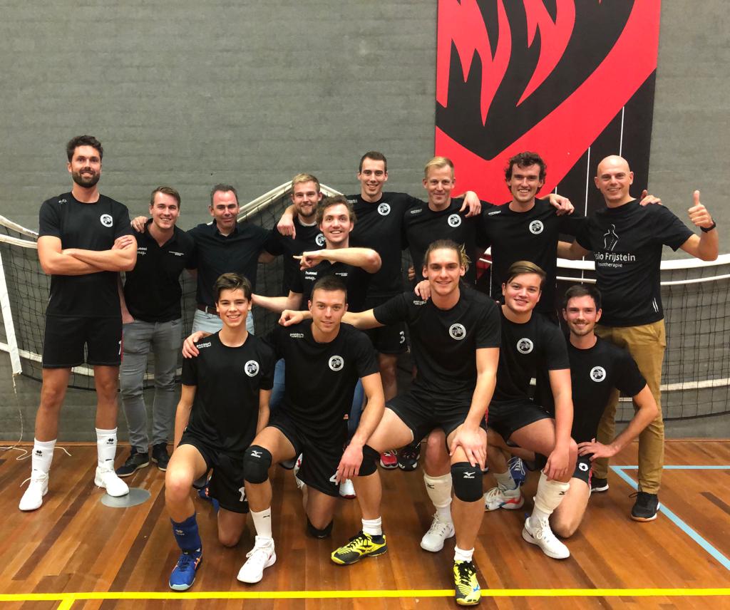 3-0 winst tegen Dynamo II! En inspeelshirts van onze nieuwe sponsor en trouwe fysio Erik Frijstein. Goud!