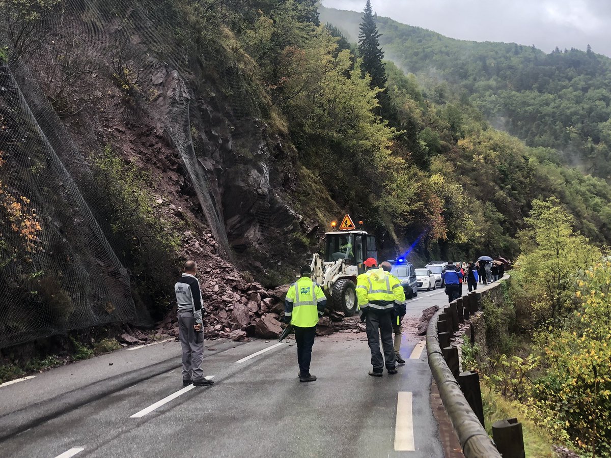 Merci à l’ensemble des agents de <a href="/VilledeNice/">Ville de Nice</a> et <a href="/MetropoleNCA/">Métropole Nice Côte d'Azur</a> mobilisés sur les intempéries et éboulements. Policiers municipaux, subdivisions, collecte, propreté, directions es risques. Merci également aux gendarmes, pompiers et policiers nationaux. #nice06