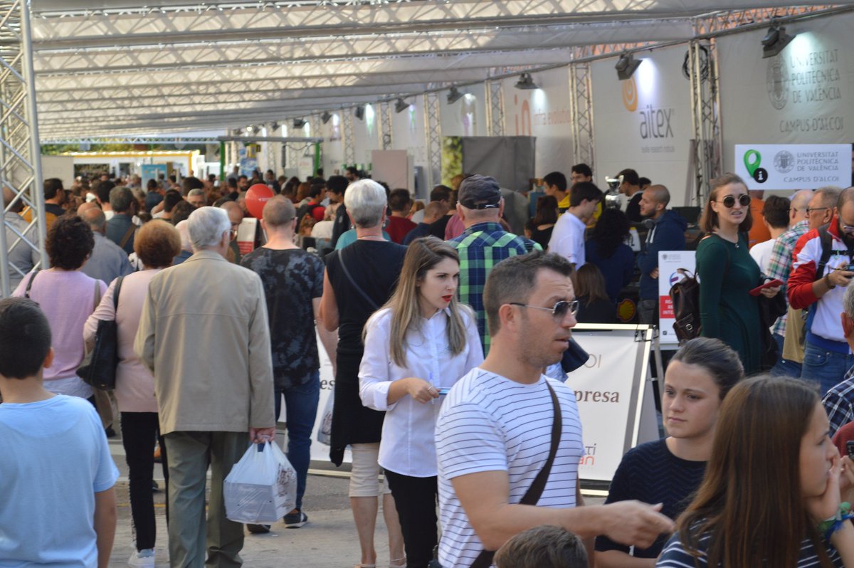 UPVCampusAlcoy's tweet photo. 🎡🎢¿Lo pasáis bien en nuestro stand de la @Fira_Cocentaina ? Es gracias a ellos, nuestros estudiantes. ¡Enhorabuena por vuestro trabajo! 🎡🎢

Muchas gracias, también, a todos nuestros colaboradores en la #FTS2019 https://t.co/HzmTGusRGD