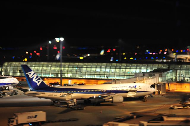 49Dr9qfkp1227o7's tweet photo. ついでに羽田空港にも行ってみましたが、飛行機✈️が模型になってました😆

 #箱庭写真
 #ミニュチュア写真
 #PC85 https://t.co/NV24rJ1KMV