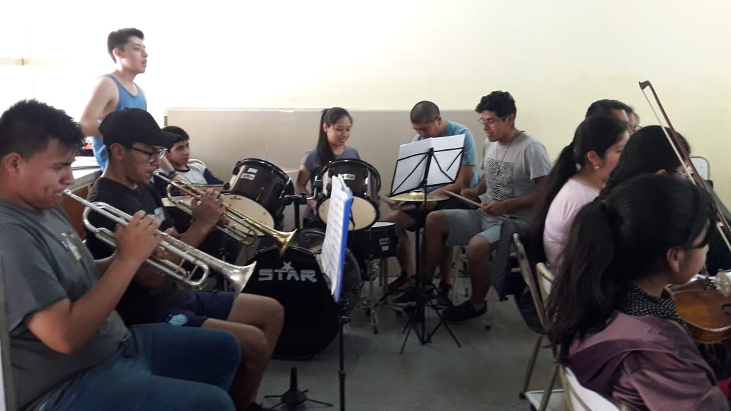 y_coros's tweet photo. Ensayo de la Orquesta Sol del cerro de barrio autódromo @UrtubeyJM @aniberruezo @fguillesaavedra @artydance23 @OrqHogarEscuela @SubsecEducyTrab @InfoScholas @ossaltaok @EsiSalta @Micaela_r26 @FanjulGabriel @alferdez https://t.co/rqMKg0M3TE