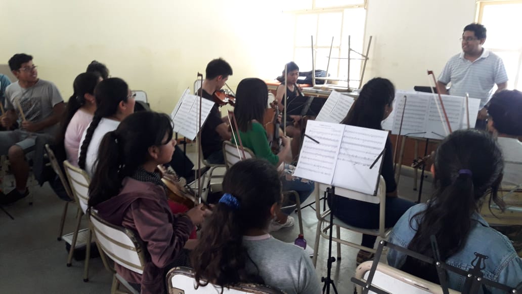 Ensayo de la Orquesta Sol del cerro de barrio autódromo <a href="/UrtubeyJM/">Juan Manuel Urtubey</a> <a href="/aniberruezo/">analia berruezo</a> <a href="/fguillesaavedra/">GUILLERMO SAAVEDRA</a> <a href="/artydance23/">Gilda Rodríguez</a> <a href="/OrqHogarEscuela/">Orq. Hogar Escuela</a> <a href="/SubsecEducyTrab/">Educación y Trabajo</a> @InfoScholas <a href="/ossaltaok/">OSSALTA</a> <a href="/EsiSalta/">Linea ESI Salta</a> <a href="/Micaela_r26/">Fmr</a> <a href="/FanjulGabriel/">Gabriel Fanjul A.</a> <a href="/alferdez/">Alberto Fernández</a>