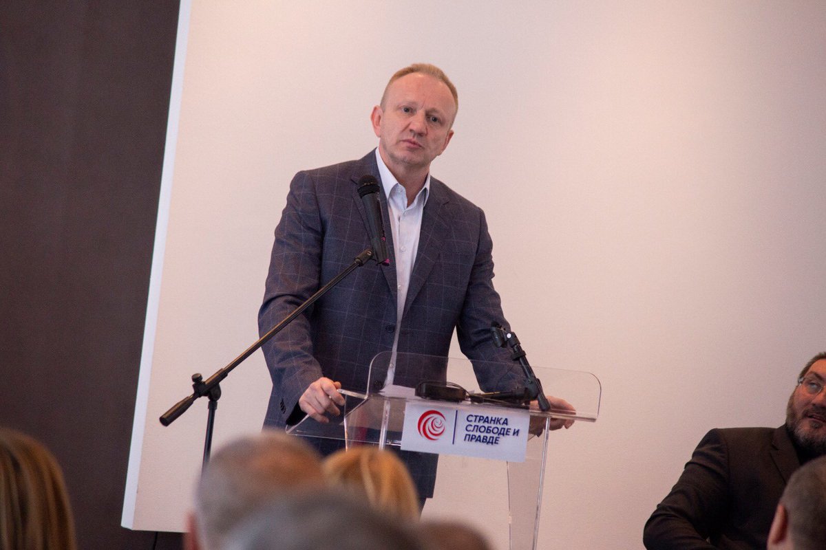 SlobodaIPravda's tweet image. .@DraganDjilas: 
Uskoro i zakon o poreklu imovine.
Počećemo od nas političara pa doći do "biznismena" i folk zvezda. 
Neka “narodna majka” uloži u đakuzi pola miliona €, ali prvo da plati porez na prihode. 
Ako ste legalno zaradili, trošite kako hoćete. Ako niste, u problemu ste