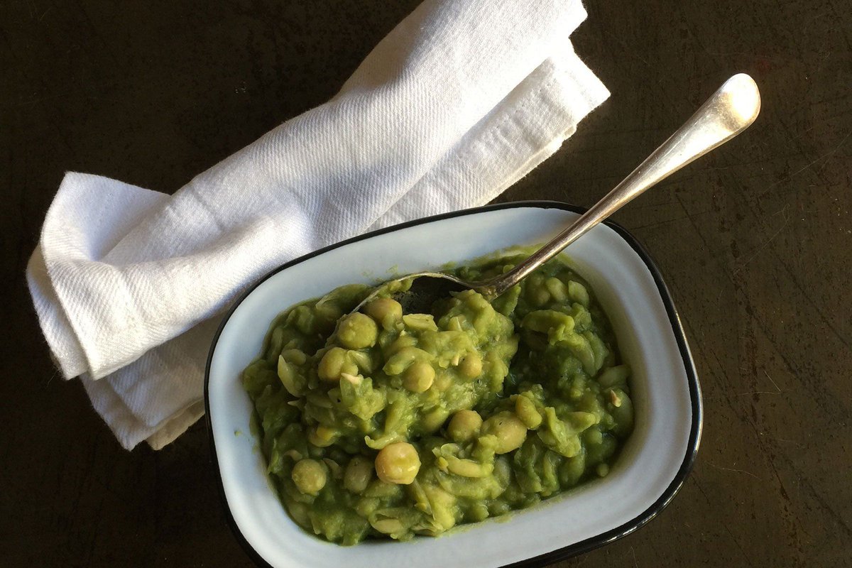 Hodmedods's tweet photo. @SheilaDillon @BBCFoodProg @GreenAcres_Farm And it was great to hear #mushypeas getting a look-in on the @BBCFoodProg too - especially with #internationalmushypeaday coming hot on the tails of #bonfirenight on 9 November! @mushypeaday #lovepulses https://t.co/3hZrA7xefs