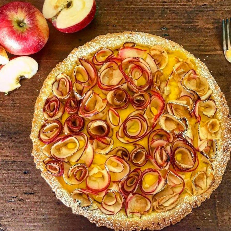 MarcheTourism's tweet photo. Che ne dite di cucinare insieme una gustosa crostata di mele rosa dei Monti Sibillini? 
#destinazionemarche 

Foto darethekitchen 
Ricetta della nostra ambassador @perleeciambelle https://t.co/Ke6R2xl5Ra https://t.co/MyRuxdOSQo