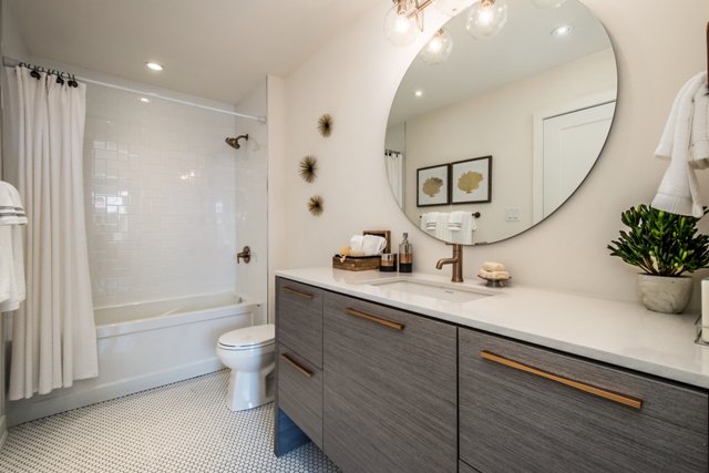 SeapointCondos's tweet photo. We like to think that our chic #bathrooms🛁 are worthy of the hashtag #bathroomgoals; Don't you agree?!? 😍🙌
#ensuite #guestbath #standingshower #bathtub #doublevanity https://t.co/B10d2BiZrM