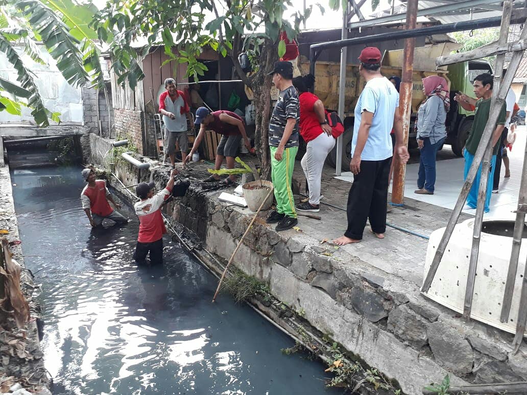 kelkarangayu's tweet photo. Minggu (03/11) kerja bakti warga RW 1 dan 2 Kel. Karangayu di sungai Damarwulan brsma Lurah Karangayu beserta perangkat dan DPU, bergotong royong membersihkan sedimentasi sekitar sungai &amp; sampah yg menggenang.
@hendrarprihadi @mbakITASMG @Kec_SMGBarat @tartikaho @pu_kotasemarang https://t.co/Ulv9TSuejR
