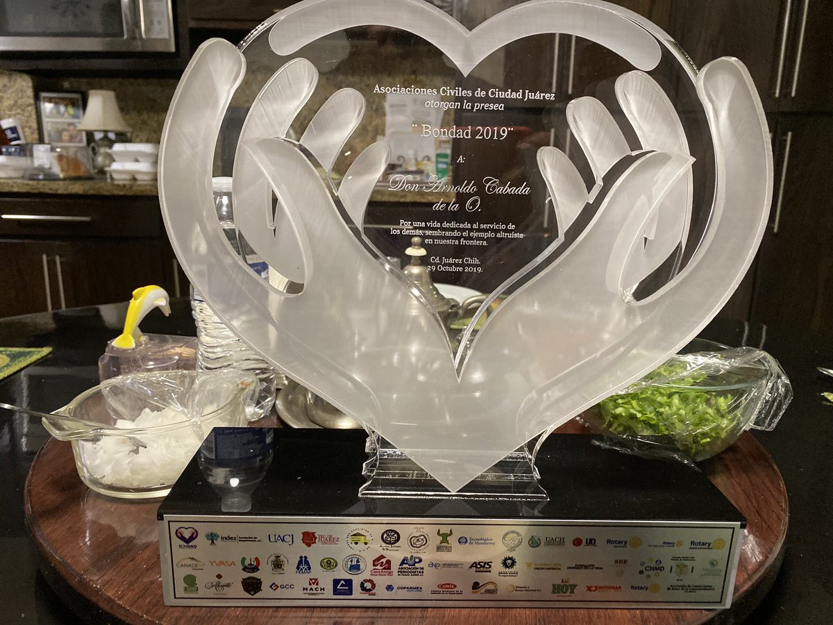 lacabada66's tweet photo. Que ejemplo de trabajo y que legado dejado en Arnoldo Cabada De La O    
50 asociaciones sociales en Juárez reconociendo su trabajo https://t.co/NniRBpar9b