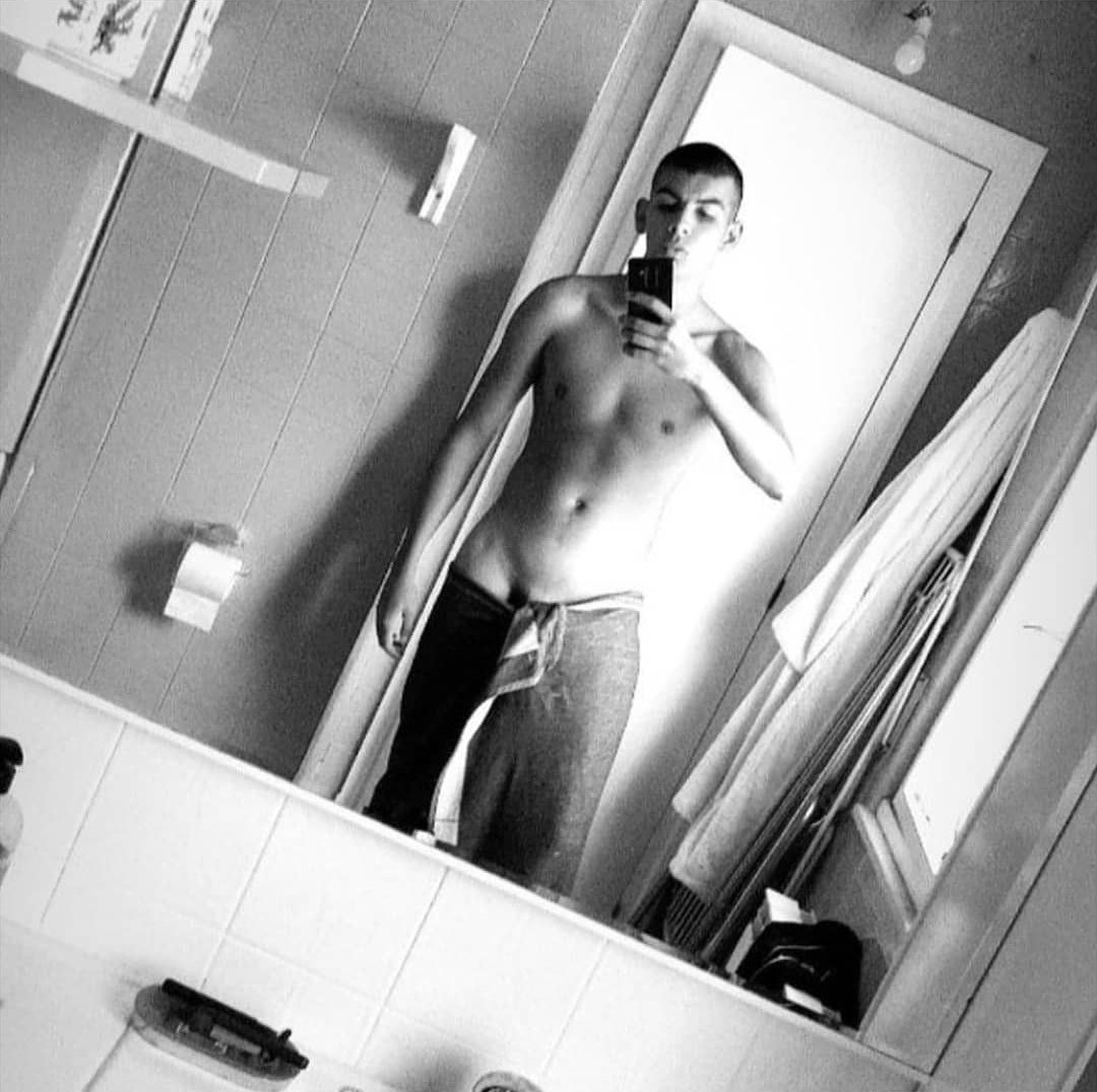 exhib87's tweet photo. Hoy os dejamos con un nuevo amigo, seguidle en su instagram @hector_sanzgui y veréis mucho más 😈 https://t.co/W7CVS5L899
