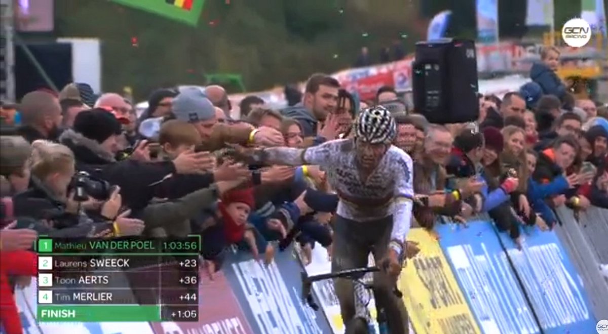 SNoluco's tweet photo. #SpRuddervoorde 🇧🇪 - Élites Hommes

Retour fracassant de Mathieu Van der Poel 🇳🇱 qui s'impose inévitablement à Ruddervoorde !

🥈 Laurens Sweeck 🇧🇪
🥉 Toon Aerts 🇧🇪

Eli Iserbyt, seulement 5ème, ne semblait pas dans un grand jour. https://t.co/ZjoZ69tOUA