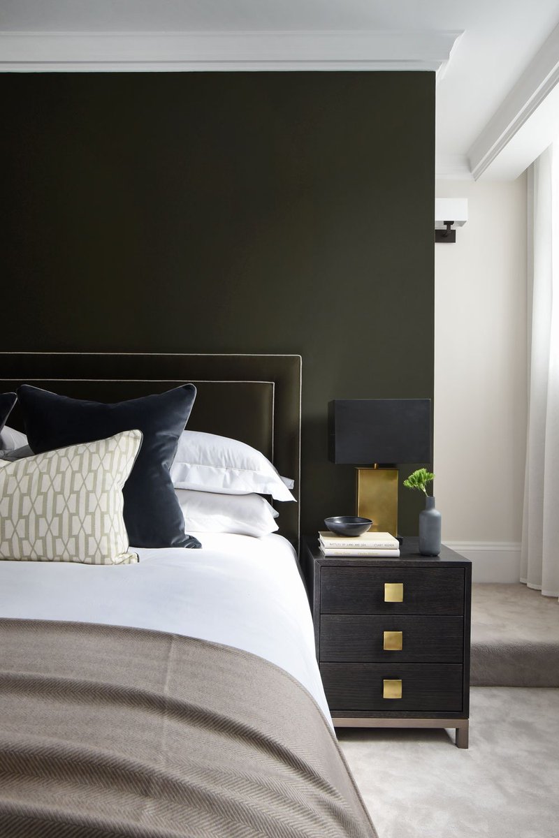 We can't get enough of these dark Green tones & Gold accents for this bedroom. #th2designs ow.ly/uJVP50wZmM3