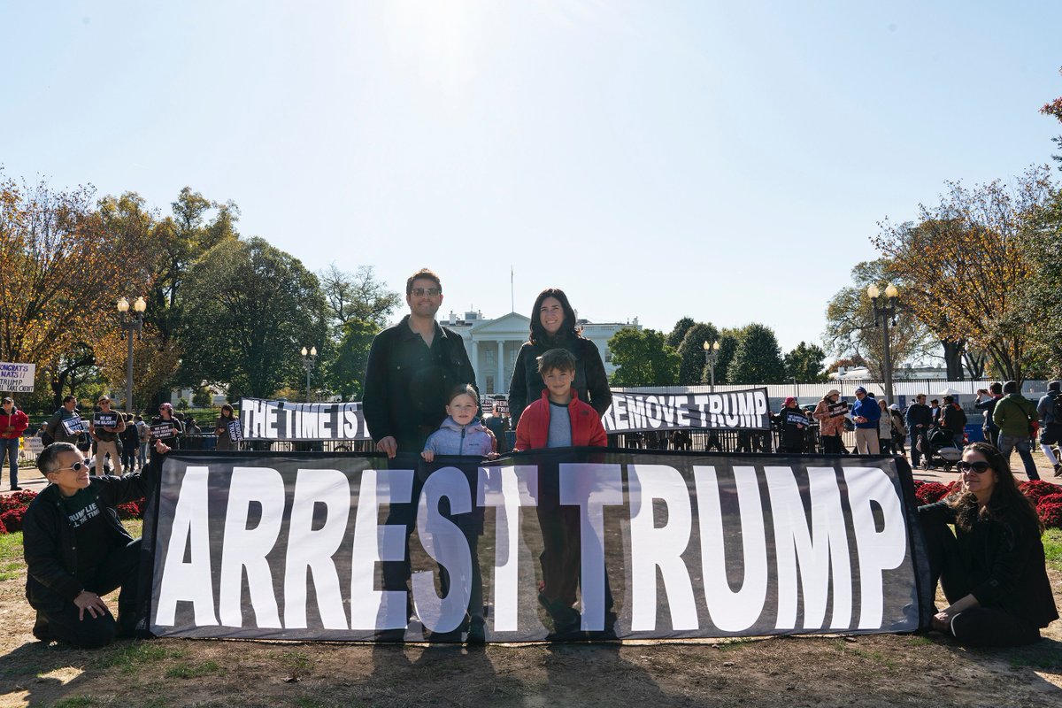 Me & the family stopped by the @WhiteHouse for a quick photo. The new signage at the photo op spot makes it easy to know where to stand.

📸by George de Castro-Day