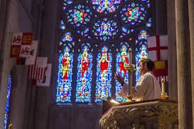 gracecathedral's tweet photo. Don't forget it's the end of #DaylightSavingsTime today but the start of a great #Sunday at #graceSF. Join us for services at 8:30 am, 11 am, 3 pm and 6 pm and #TheForum with @JimWallis of @Sojourners at 9:30 am. Reminder: no organ concert today. https://t.co/xqYSlr9tbi