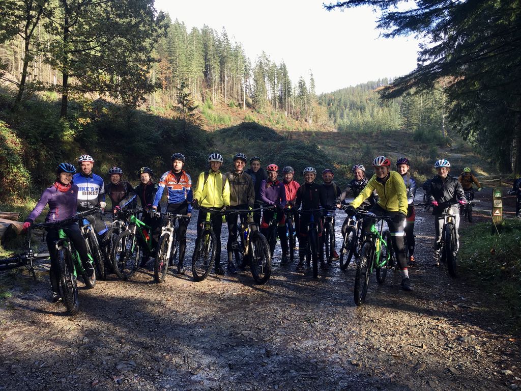 A real pleasure to work with the young athletes from @WelshTriathlon, mountain biking at @CoedyBreninFP as part of their Welsh Development Academy camp.  A fun and fast bunch who relish a challenge. Well done everyone - some great skills progression on the trails today! 👍🚵‍♂️