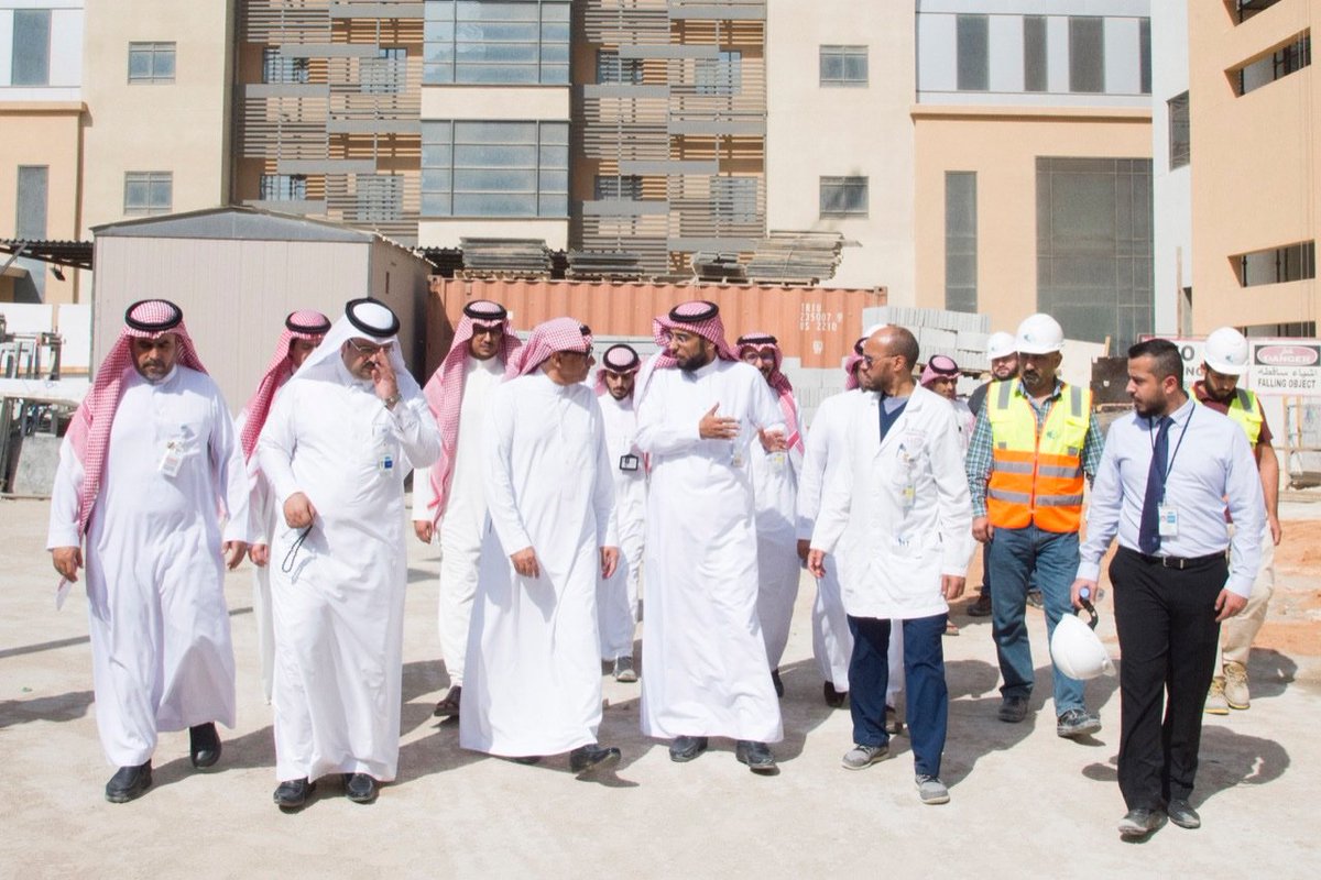 ksumedicalcity's tweet photo. معالي مدير #جامعة_الملك_سعود أ.د بدران العمر يزور المشروع الجديد لـ #مركز_طب_الأسرة في #المدينة_الطبية_الجامعية بحضور المدير التنفيذي للشؤون الصحية و المدير التنفيذي للتشغيل و عدد من منسوبي المركز  و الإدارة العامة الهندسية الجهة المشرفة على تنفيذ المشروع https://t.co/tl2l8s3XsF