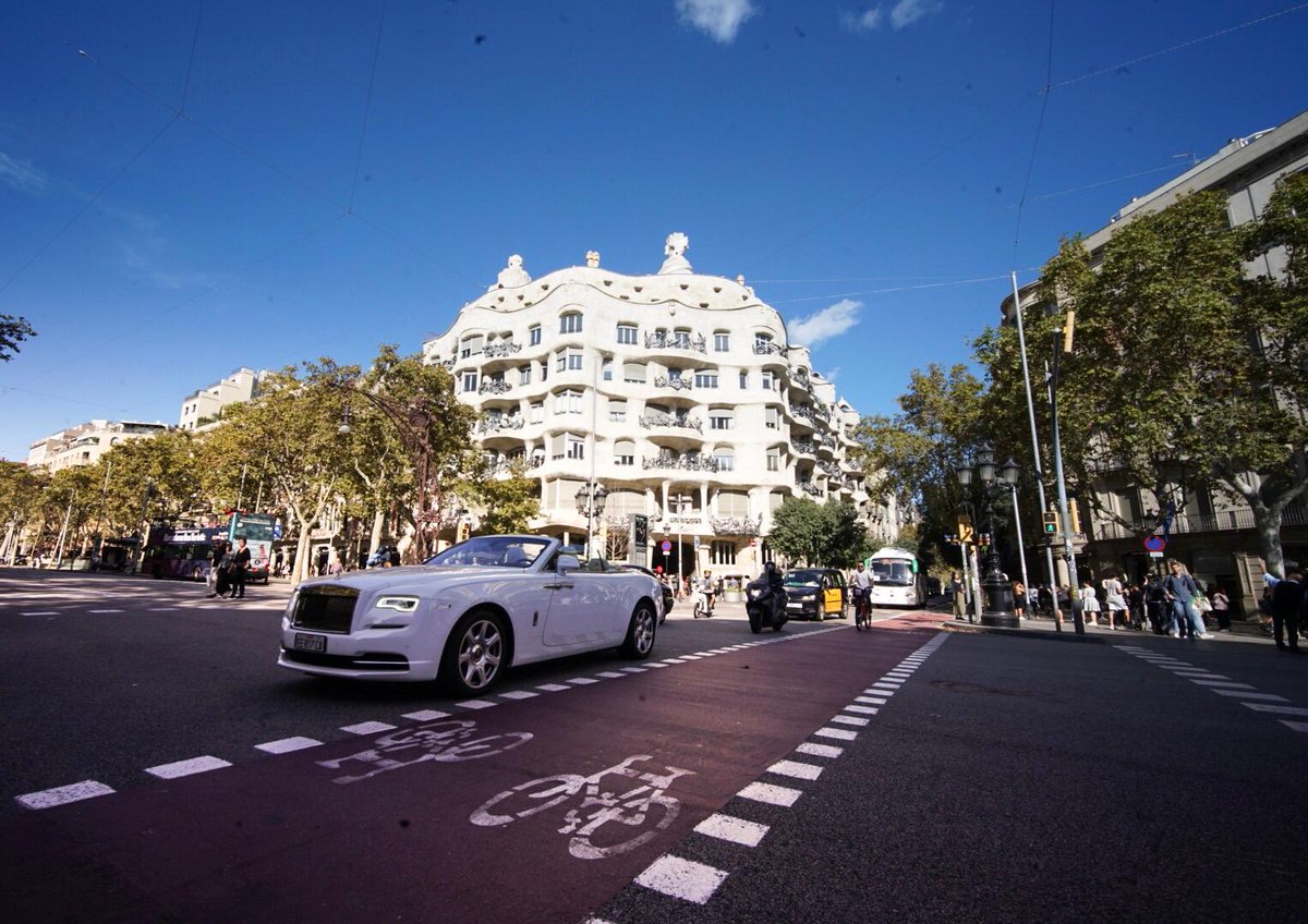 VagamundosViaje's tweet photo. Diego ha aprovechado este puente para volver a #Barcelona Y #Gaudi y el modernismo son los protagonistas de este paseo fotográfico. 1. Casa Vicens. 2. Casa Milá (La Pedrera). 3. Casa #batllo 4. Atardecer en el Parque #güell ¿Con cuál te quedas? #barna #catalunya https://t.co/M7QVaxapWB