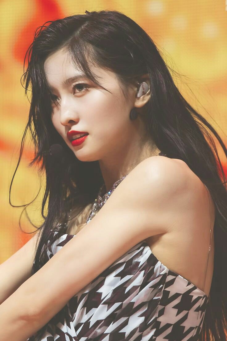 estrellamilk's tweet photo. Liza Soberano,the most beautiful beauty in the world in 2017,famous actress said that she was bias Momo.TWICE is one of the three girlgroups she likes(TWICE,ITZY,BLACKPINK).When asked who is your bias in TWICE,she answered Momo and shared that she likes "TT" and "Feel Special". https://t.co/ZsUBjJsaS2