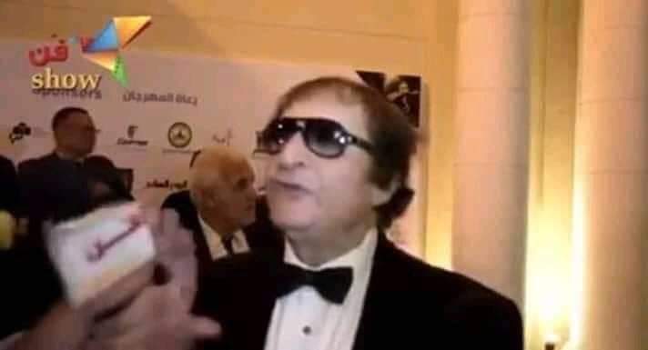 في البعد عشقاه..
- طب في القرب؟
عشقاه برده،، ها ايه تاني!