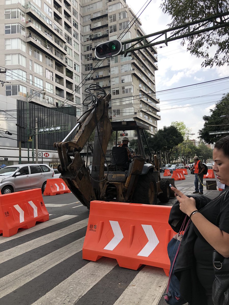 Y ahora que hacen , el tráfico en eje 8 es incontenible 🤬 <a href="/BJAlcaldia/">Alcaldía de Benito Juárez</a> @SacmexCDMX <a href="/PueblodeXoco/">Pueblo de Xoco</a>