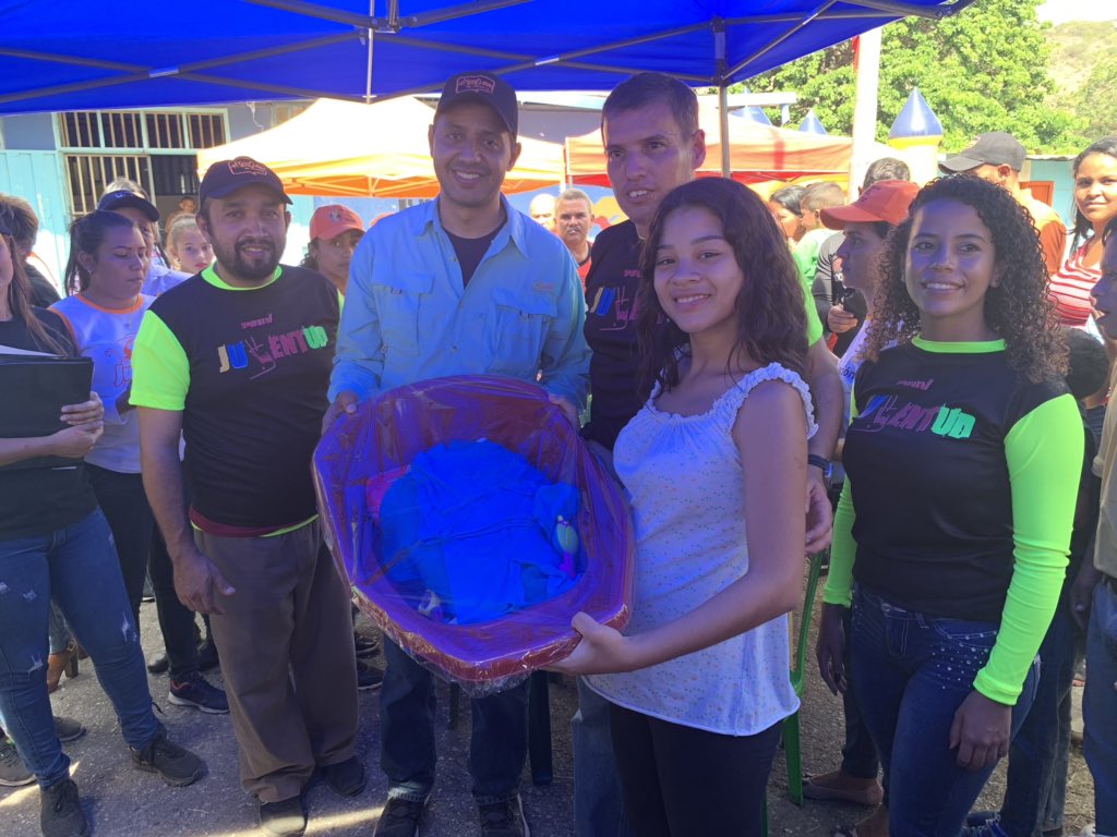 LuisJonasReyes's tweet photo. Hicimos entregas de ayudas técnicas, canastillas y kits deportivos a los habitantes de la comunidad del Ujano, a través de nuestro Gabinete Social de la @IribarrenAlc #SerGuaroMeEncanta https://t.co/f42BeMZDo9