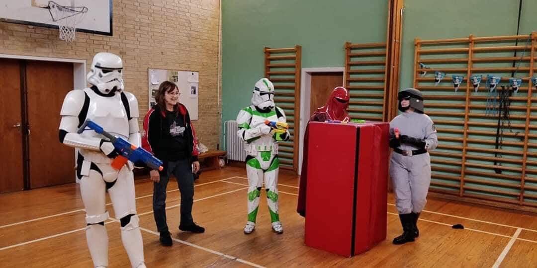 501stSPD's tweet photo. TR-13372 on troop at Birthday Party for little 9 years old fan in Gjøl (Denmark) on October 26th 2019. Nerf Battle was won by children of course!!!
📸 : André Burk Schultz
#SovereignProtectors
#DanishGarrison
#501stGarrison
#BadGuysDoingGood https://t.co/FuGFgUml6j