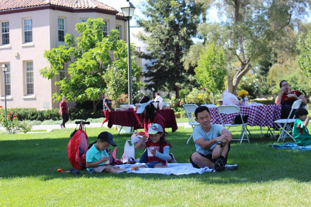 scualumni's tweet photo. Last month we hosted a fun family event with a picnic, games, and sundaes after Mass in the #SCUMission. It was a fun way to connect with #SCUalumni and their families and share the beauty of our alma mater with the next generation! https://t.co/QFidZ2cqbL