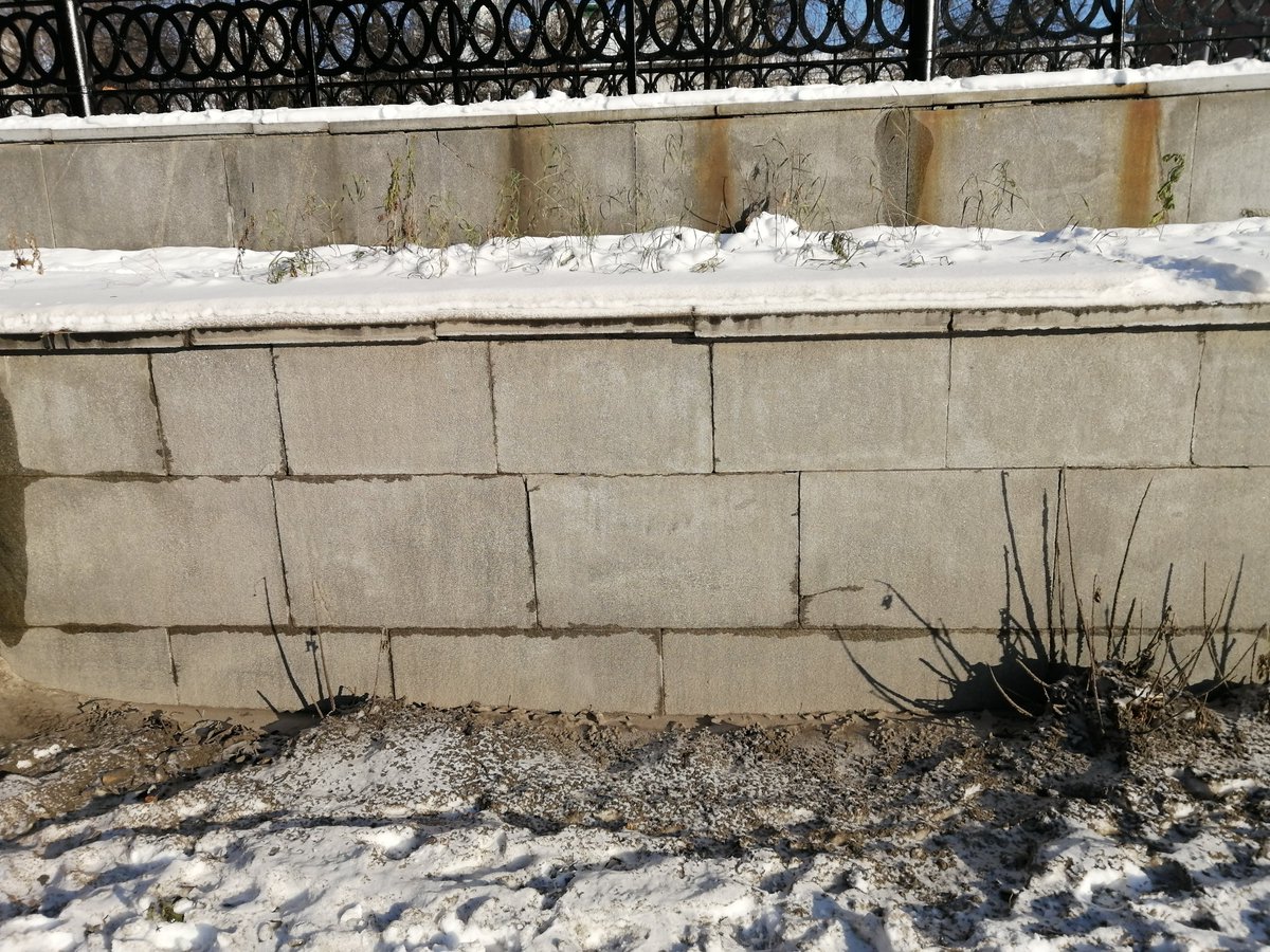 Вы видите грязь на снегу? :) а на самом деле - это вся подпорная стенка отпескоструена и практически свободна от граффити