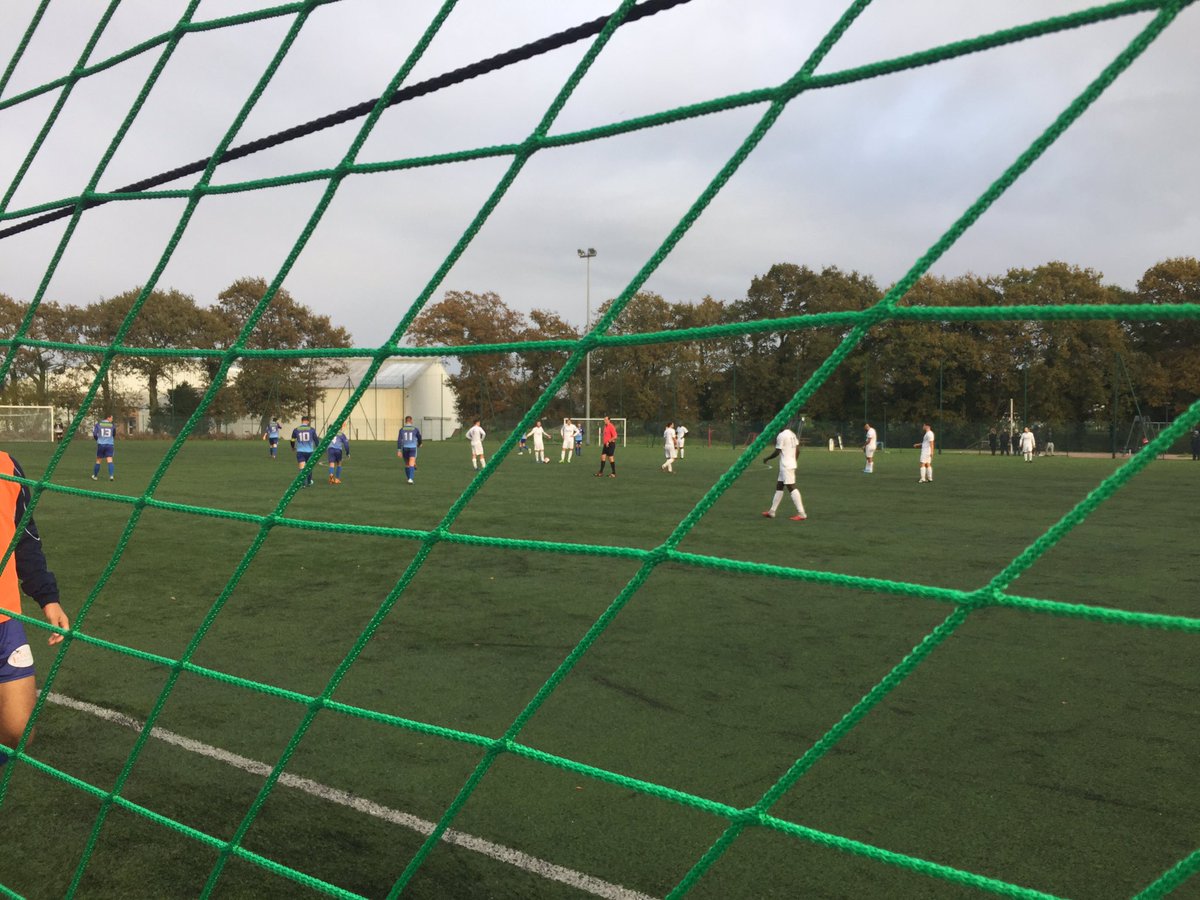 RonanLoas's tweet photo. Match entre le FC Plœmeur et l’US Goéland de Larmor. 3ème buts pour les bleus, allez les gars ! #TeamFCP https://t.co/Ui14290VeX