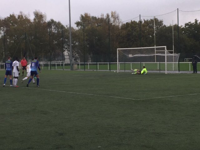 RonanLoas's tweet photo. Match entre le FC Plœmeur et l’US Goéland de Larmor. 3ème buts pour les bleus, allez les gars ! #TeamFCP https://t.co/Ui14290VeX