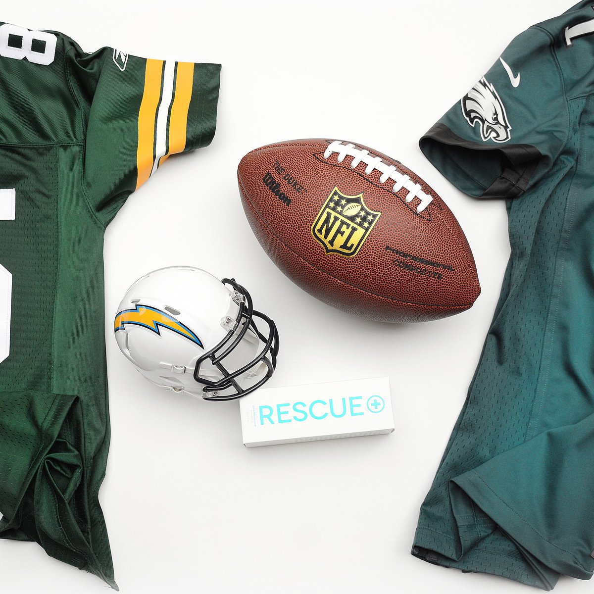 Shout out to the ladies who moisturize &amp; watch football all day! 🏈🙌🏻👏🏻 We call that priorities.⚡️

#nfl #sundayfunday #rescueskin