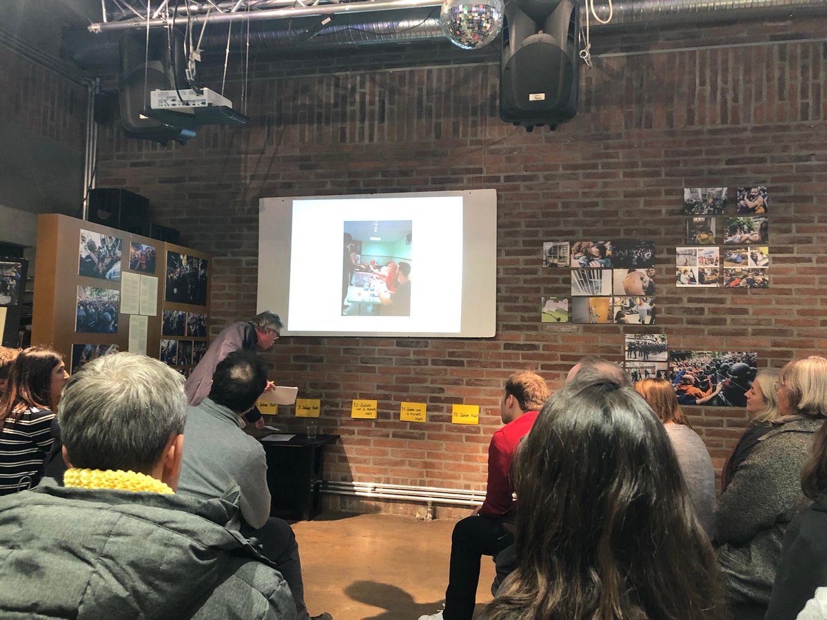 Mit der Foto Austellung von <a href="/jordiborras/">Jordi Borràs</a> im Hintergrund genießen wir gerade die Meinung der experte Politikwissenschaftler Herr Prof. Dr. Peter Kraus. #StandUpForCatalonia #1Oktober #NoSurrender