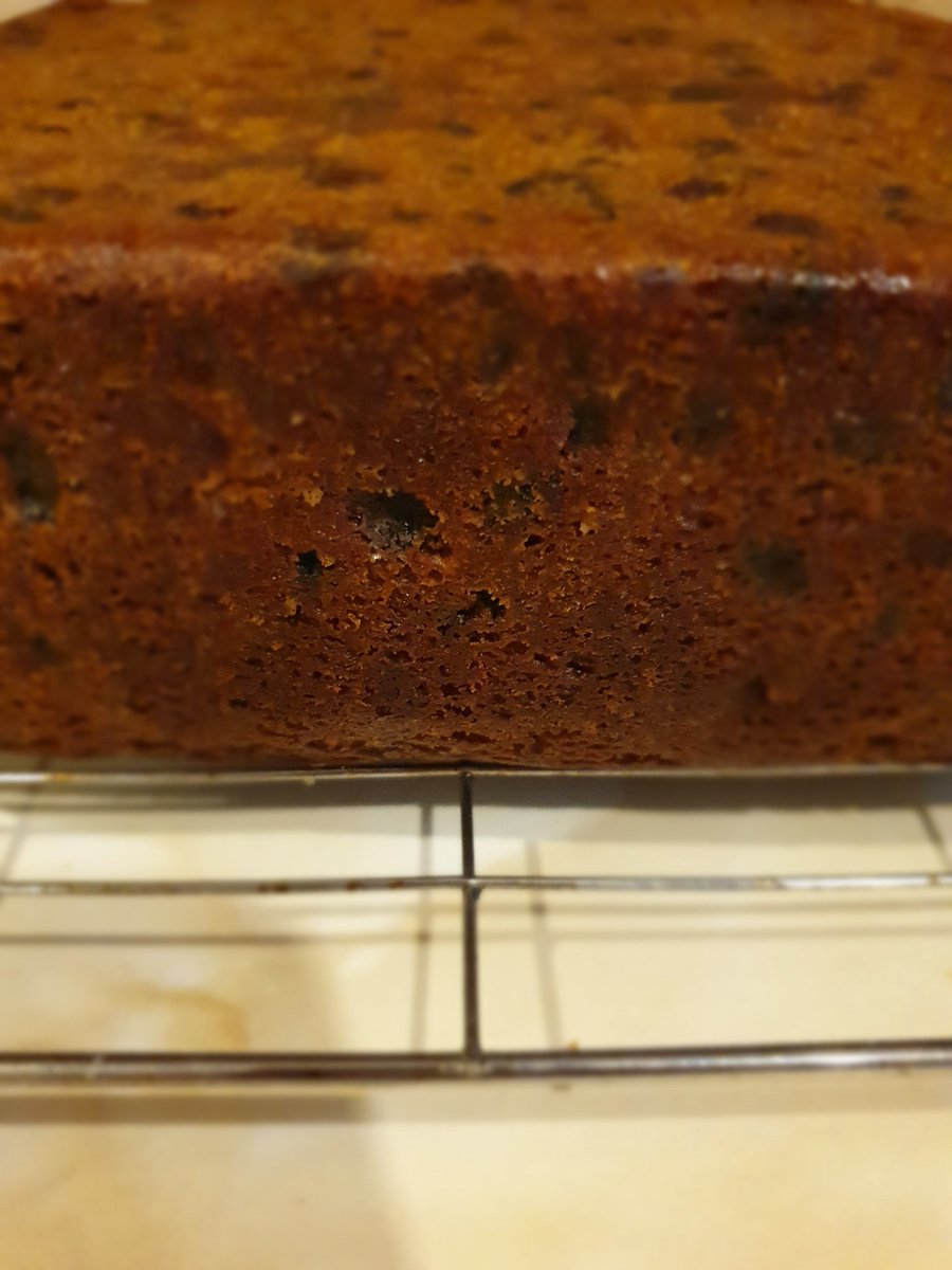 kelhenley's tweet photo. Before and After #christmascake #feedthecake 🎄 https://t.co/cgQ6uND4qL