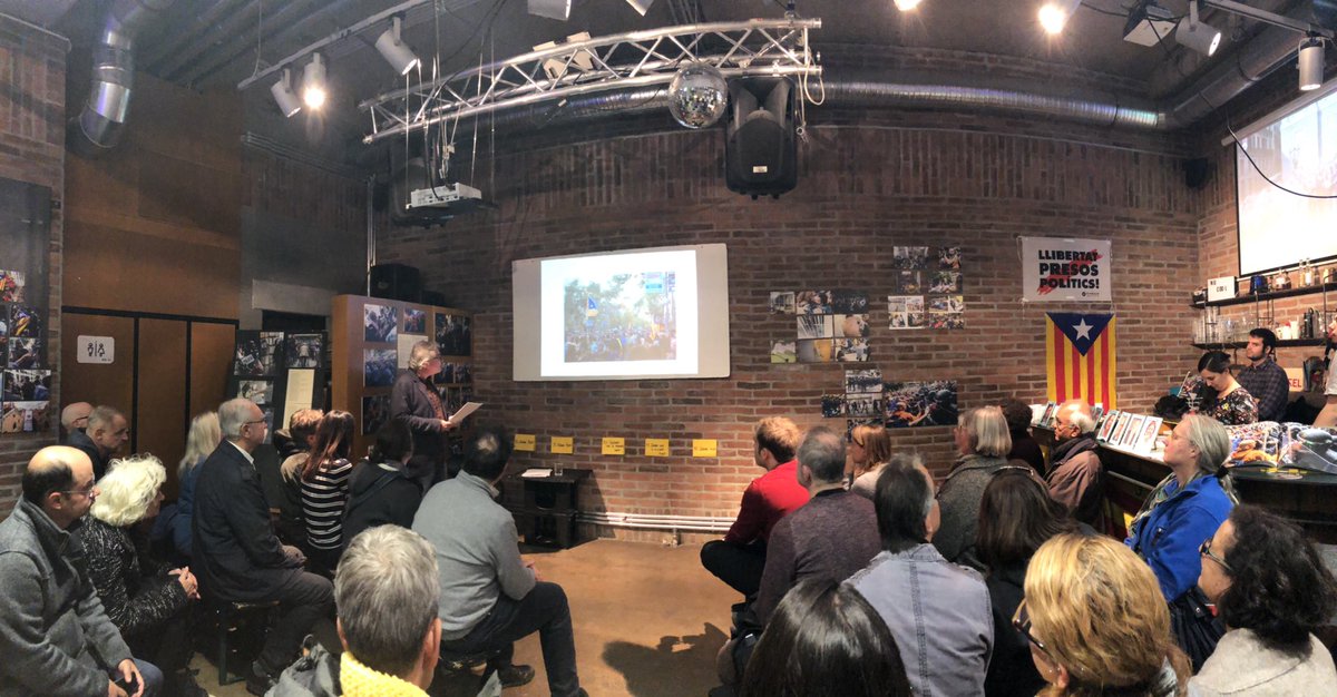 lidiapeleja's tweet photo. Al centre Cultural més important de Munic #Gasteig conferència amb Dr. Peter Kraus, professor de Ciència Política de  @uni__augsburg sobre l’1 Octubre 2017, organitzat per @anc_de @ANC_Munic. Sala a petar 💥✨ #Katalonien https://t.co/4hLf4y96LE