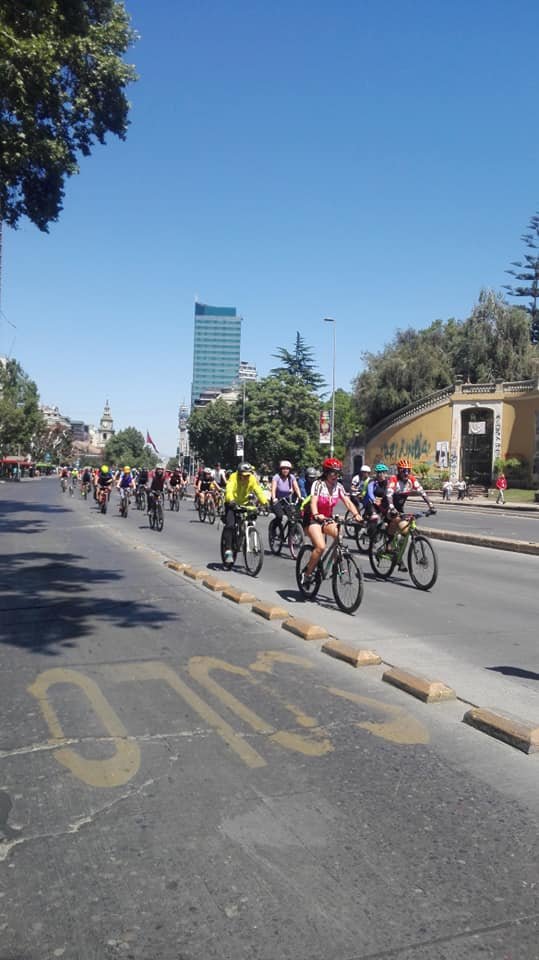 endercriollo2's tweet photo. Ciclistas Furiosas...Chile https://t.co/aYBDFZ62Nr